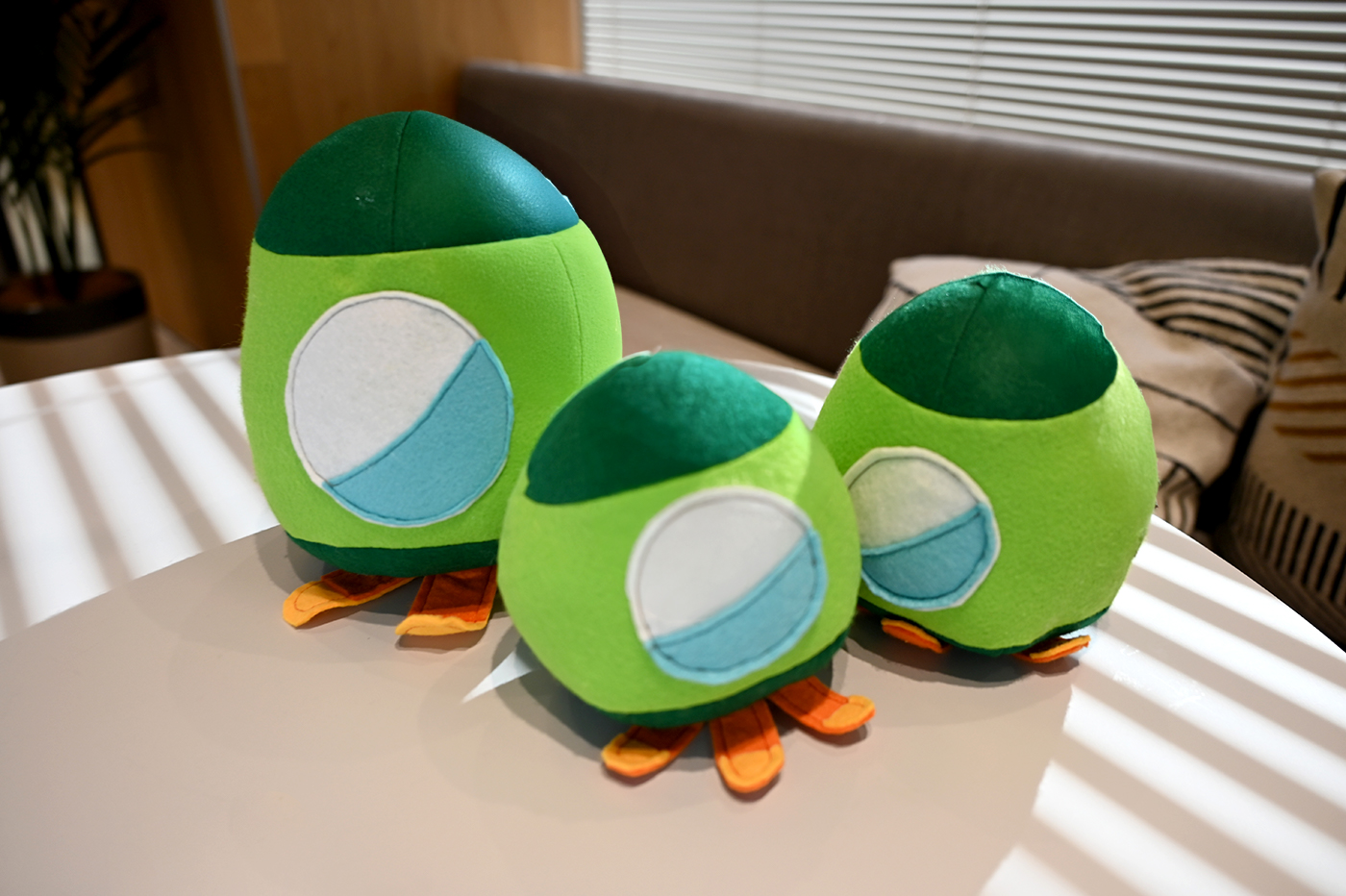 ロゴデザインのぬいぐるみは社員の手づくり