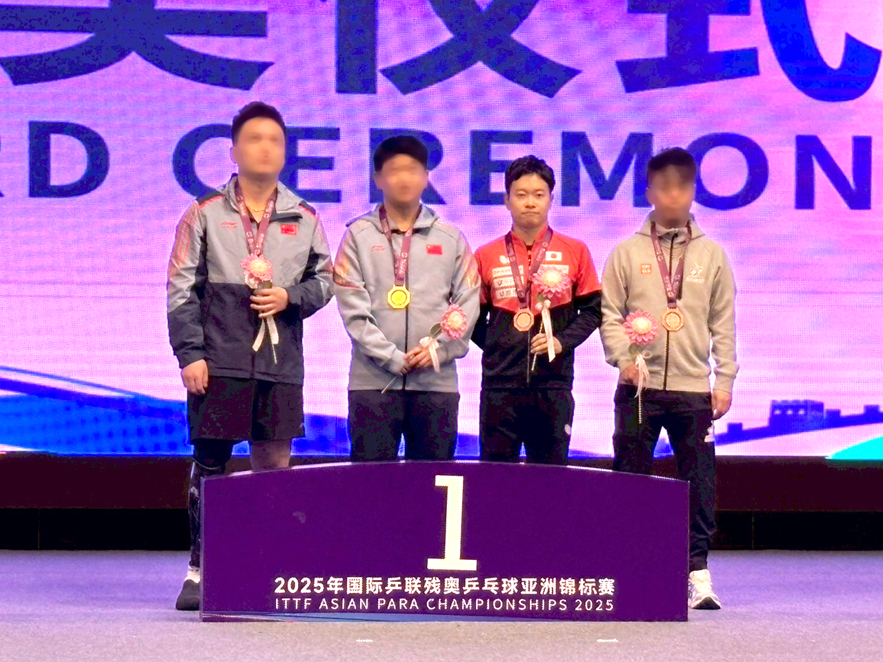 写真右から2人目　岩渕（男子シングルス）