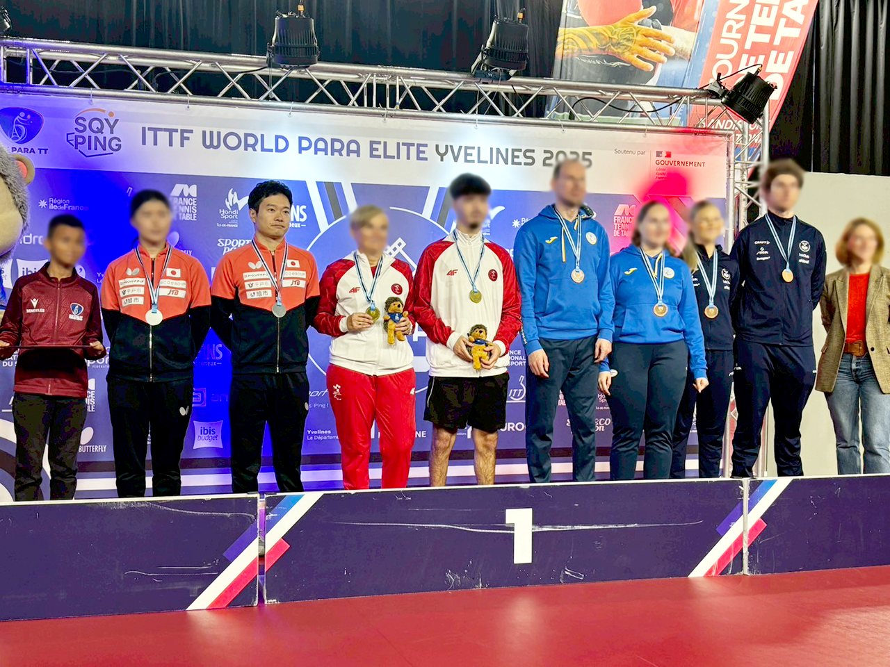 写真左から3人目　岩渕（ミックスダブルス）